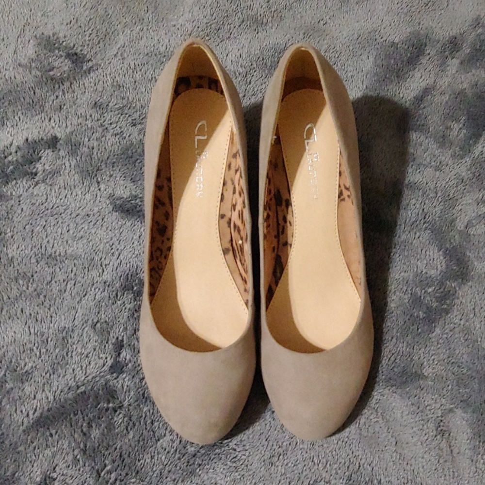 Taupe suede heels 🚭🚫🐱